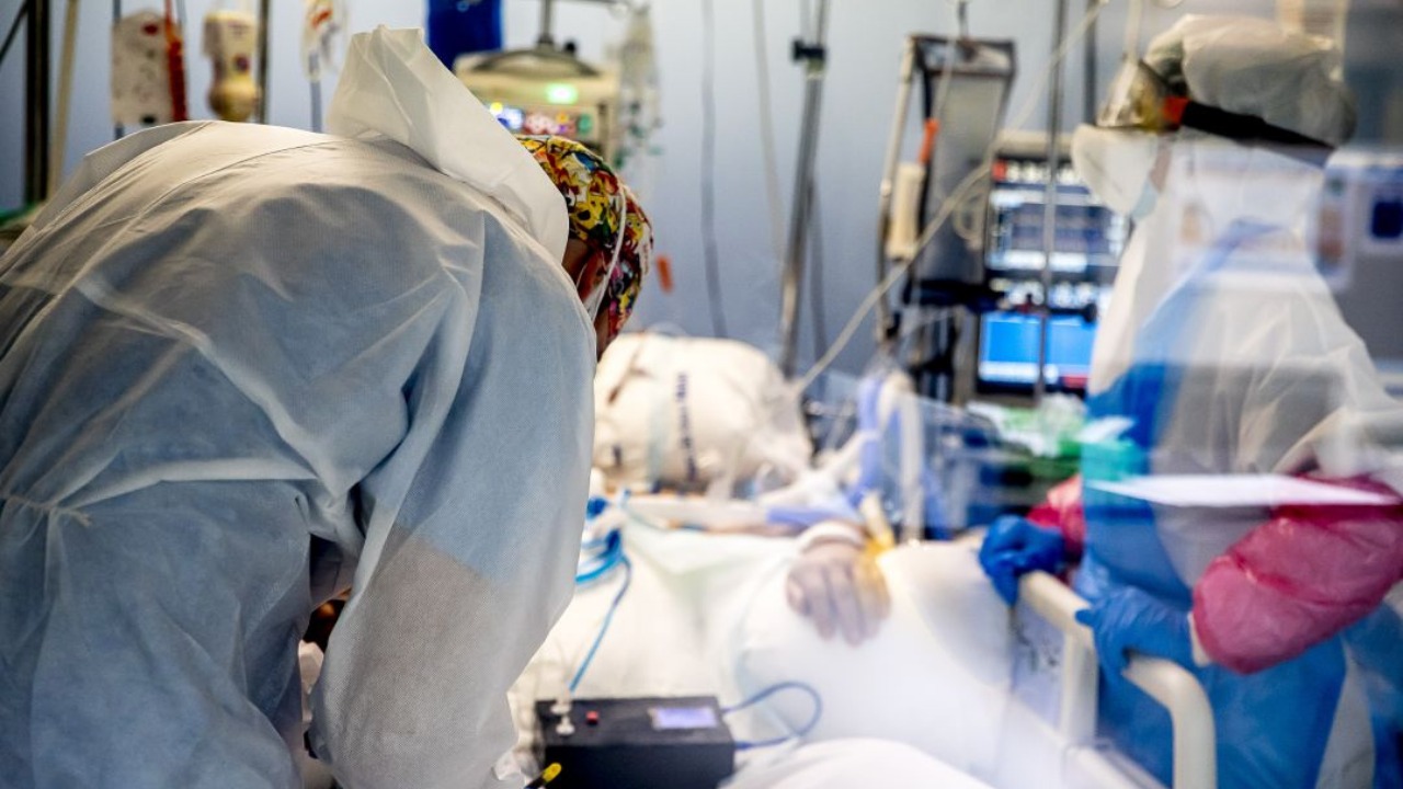 Imagen de una persona siendo asistida en un hospital