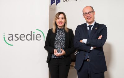 Marta Saavedra y Víctor Melián en la entrega de premios Asedie 2021